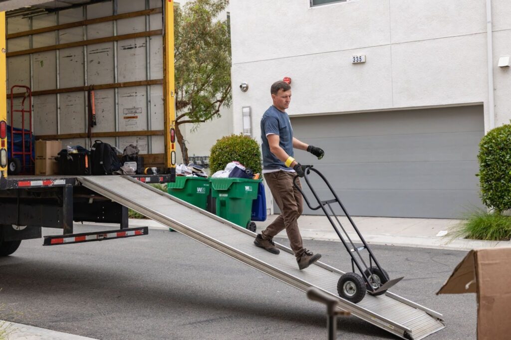 A professional Qshark mover at work