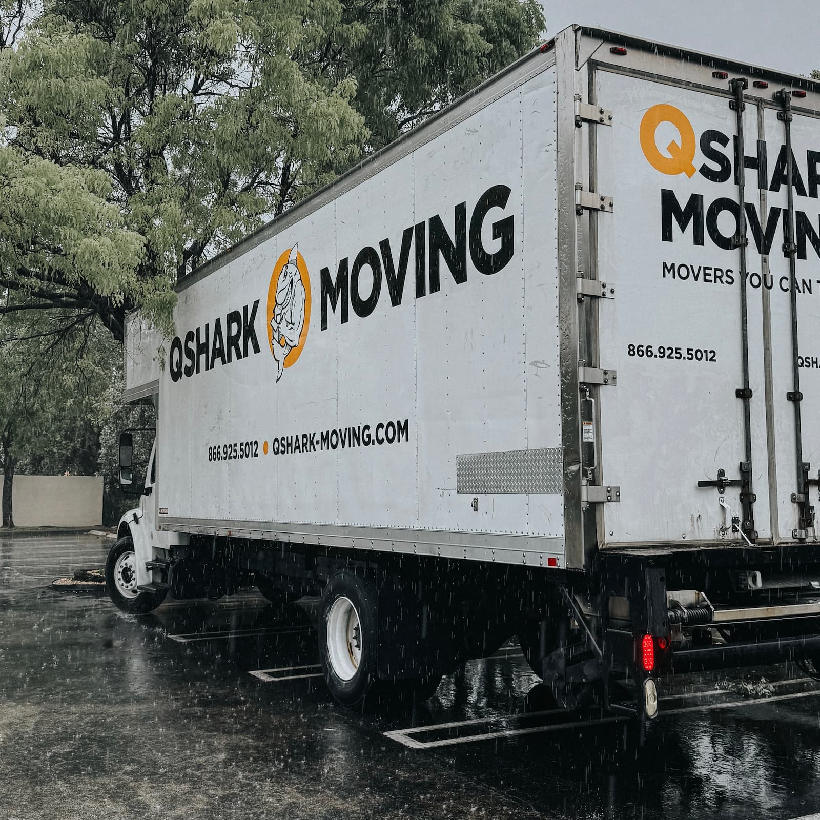 Reliable moving company operating rain or shine
